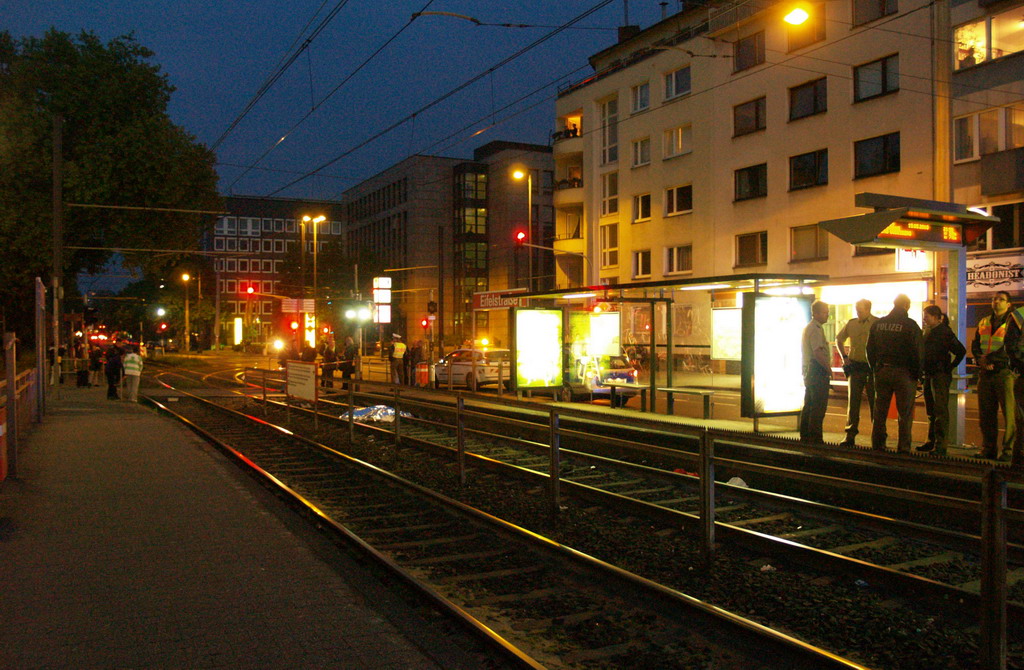 Person unter KVB Bahn Koeln Eifelstr P15.JPG